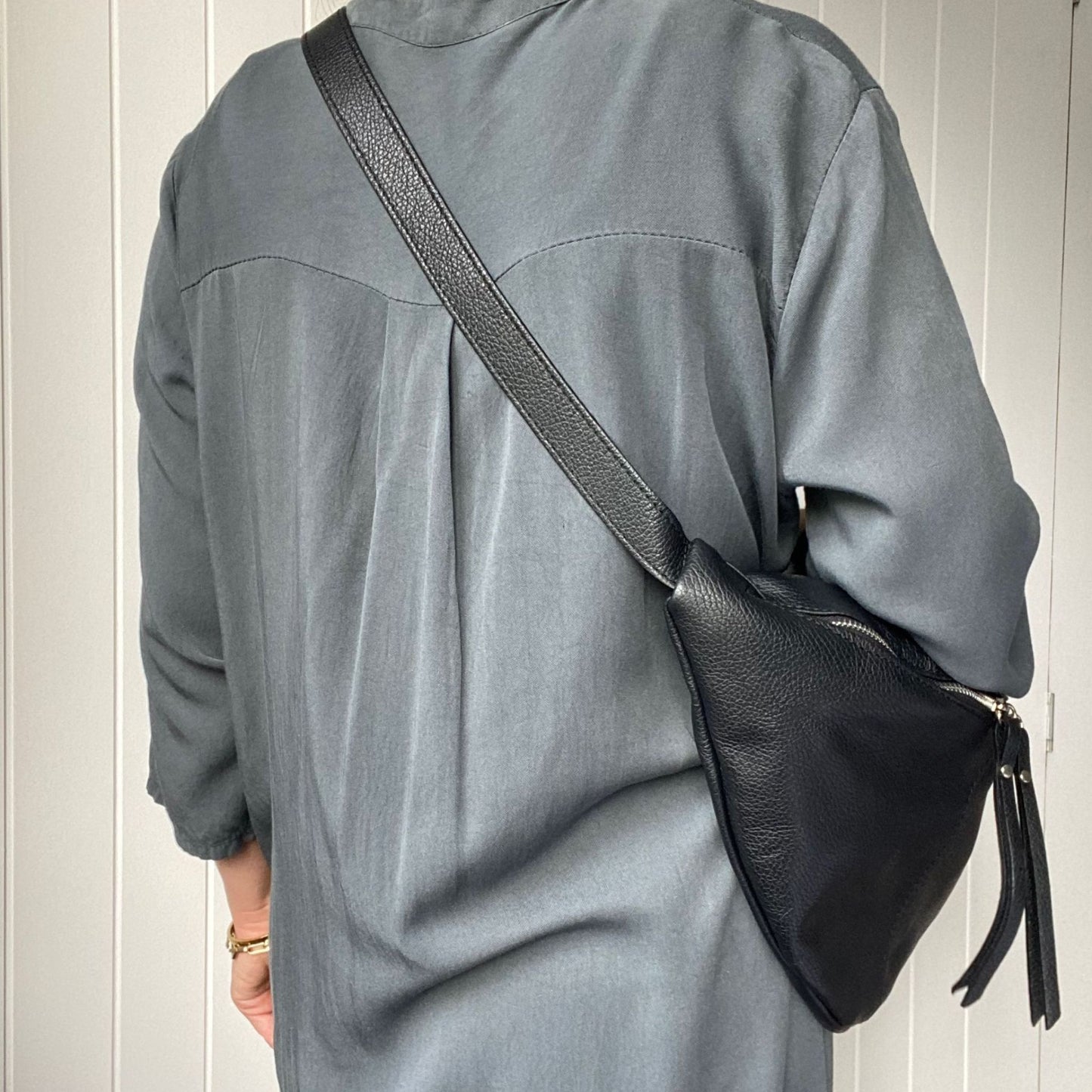 back view of black cross body bag