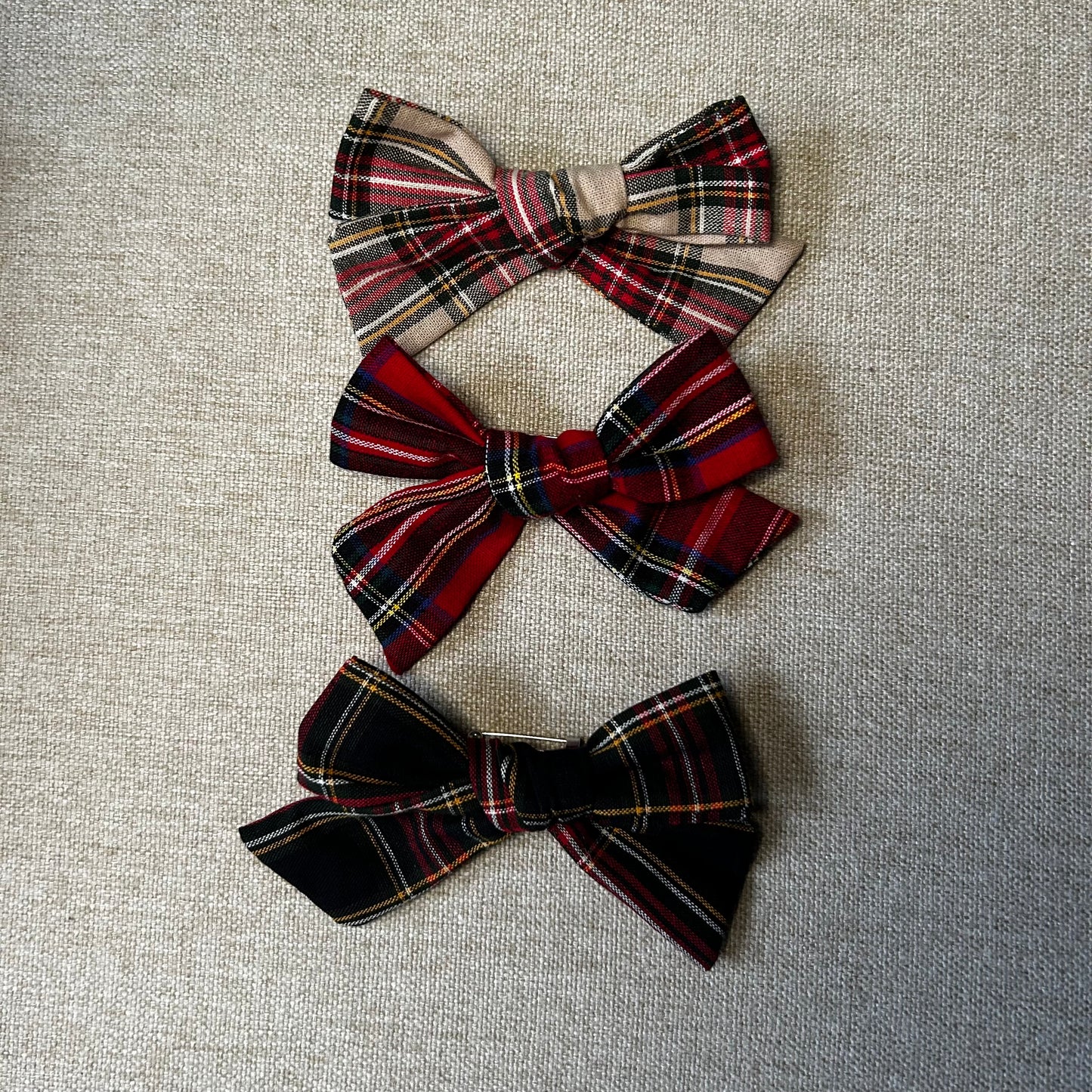 Tartan bow brooches