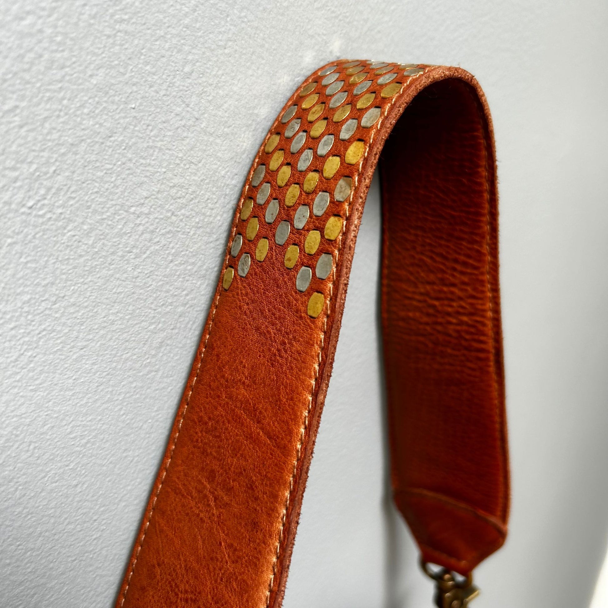 Close-up of the adjustable strap with woven leather detail in brown from the Scott-Samuel crossbody bag
